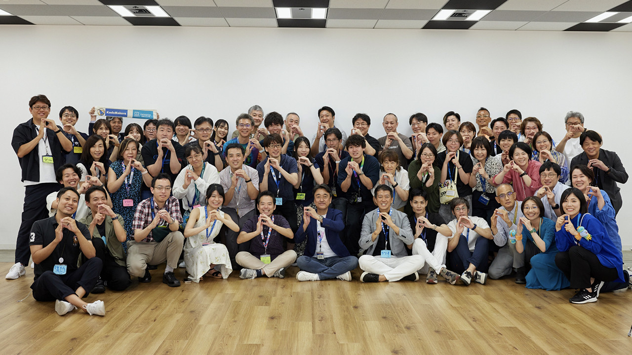 Photo: Employees smiling and signing "P" with their fingers.