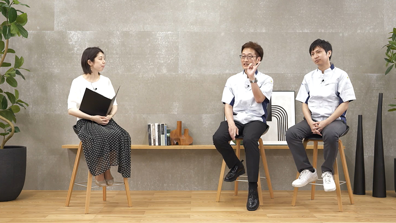 写真：製造現場の事例について語る2人の登壇者とファシリテーター