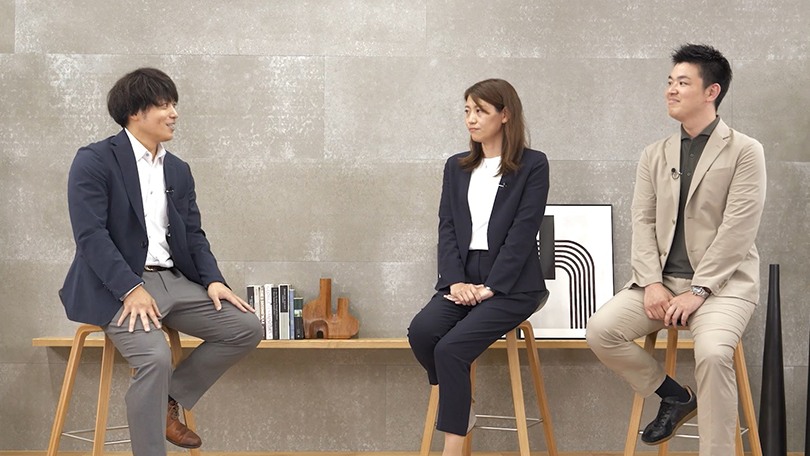 写真：営業現場の事例について語る2人の登壇者とファシリテーター