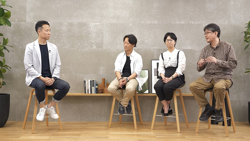 写真：チームマネジメントについて語る3人の登壇者とファシリテーター