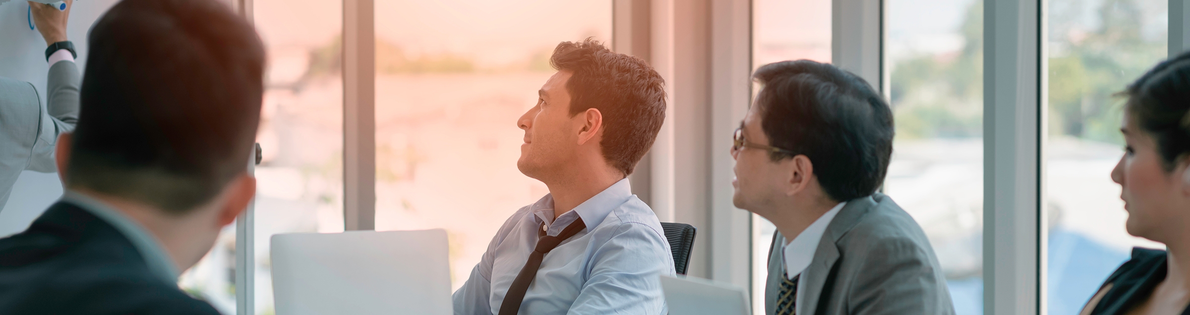 写真：多様な社員が集まって話し合うイメージ