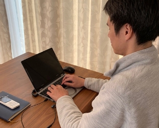 写真：フルリモート勤務を実践する社員