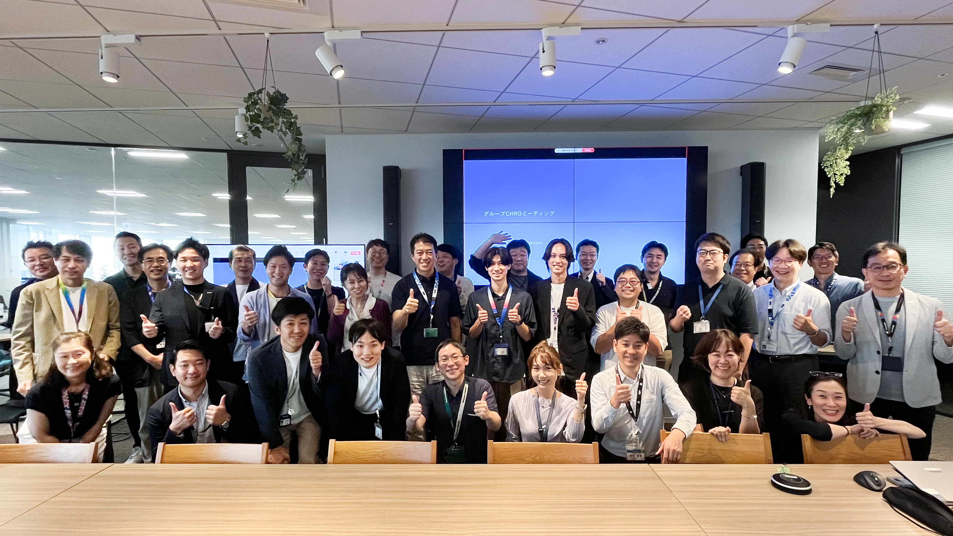 「組織デザイン：6つの原則」の策定に参加したメンバーの集合写真