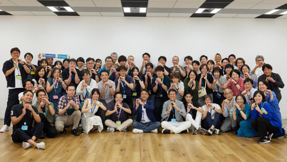 コミュニティ活動に参加する社員の集合写真