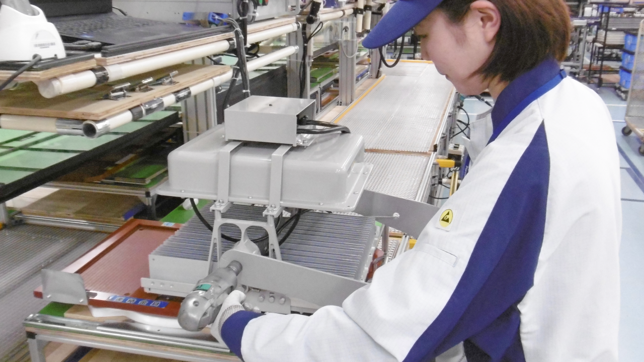 写真：女性社員が一人で作業する様子