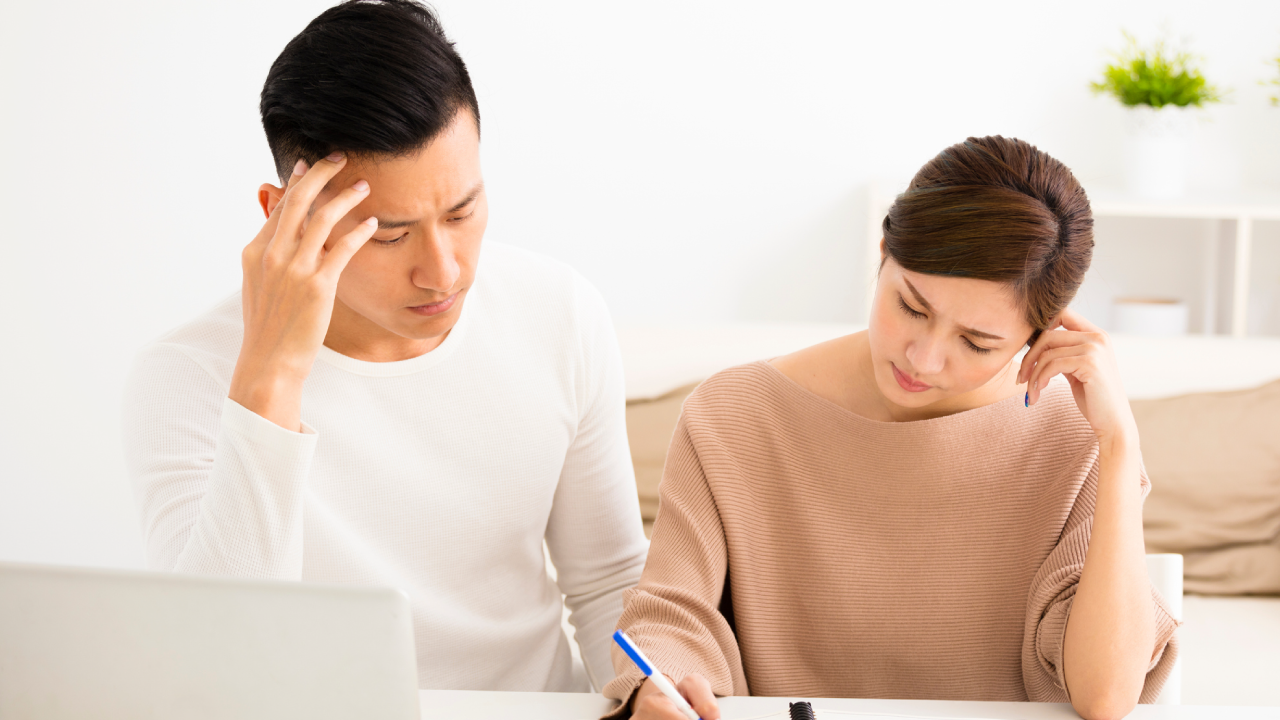 写真：悩んだ様子の男女