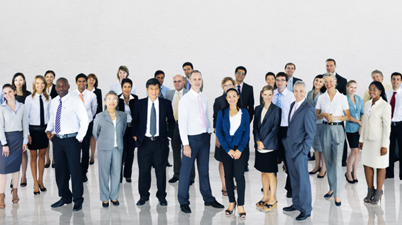 写真：多様な人種の人々が30人ほど集まっている