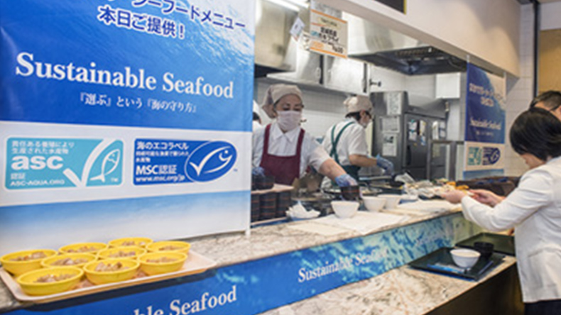 写真：パナソニックの社員食堂の配膳コーナー。サステナブル・シーフードの啓蒙ポスターが貼られている。