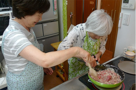 写真:料理療法で炒め物をする様子 グループホーム どんぐり(奈良市)にて