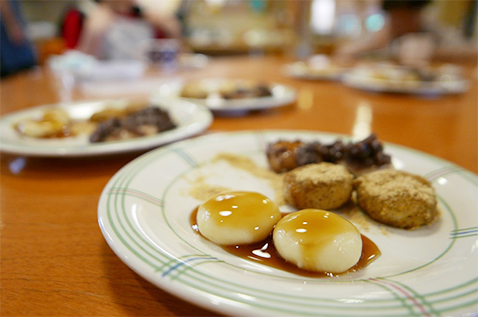 写真:料理療法でつくった料理の一例 みたらし団子