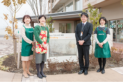 写真:峯野都史子(パナソニック㈱アプライアンス社)、湯川夏子先生、上原孝介さん(ココファン藤沢SST事業所長)、中尾洋子(パナソニック㈱ デザイン戦略室)