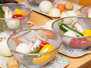 写真:各テーブルに用意された食材と調理器具