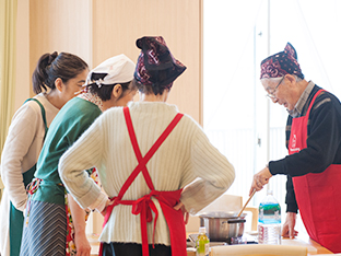 写真:料理をされる80代のご主人