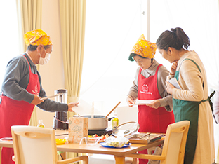写真:娘さんと料理を楽しまれるシーン