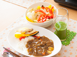 写真:できあがった料理(ビーフカレー、焼き野菜、小松菜とバナナのスムージー)