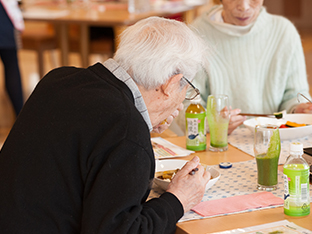 写真:できあがった料理を食べる参加者