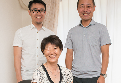 写真:西村先生と、インタビュアー福田收(パナソニック(株)アプライアンス社デザインセンター)、三井雅之(パナソニック(株)アプライアンス社ビューティ・リビング事業部)