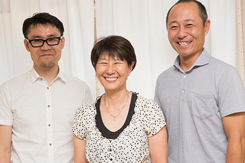 写真:西村先生と、インタビュアー福田收(パナソニック(株)アプライアンス社デザインセンター)、三井雅之(パナソニック(株)アプライアンス社ビューティ・リビング事業部)