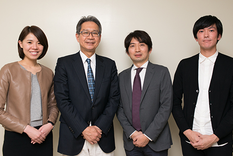 写真:三浦悠(歯科衛生士)、水口俊介先生、細川慎(パナソニック(株)アプライアンス社ビューティ・リビング事業部)、森恭平(パナソニック(株)アプライアンス社デザインセンター)