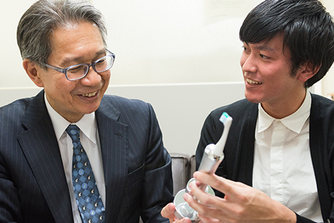 写真:音波振動ハブラシ「ドルツ」について説明する細川