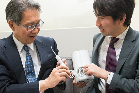 写真: 「ジェットウォッシャー ドルツ」について説明する森