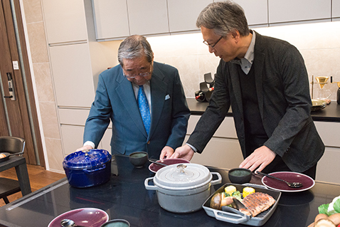 写真:キッチンを真剣に観察する天野さん