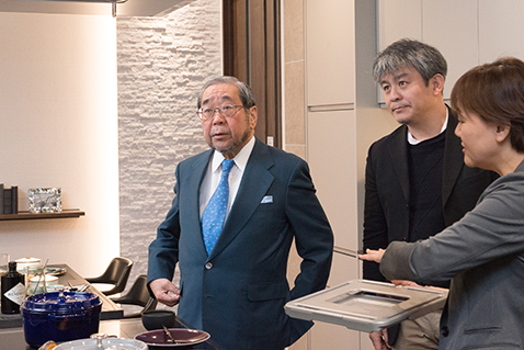 写真:レンジフードの説明をする岩佐