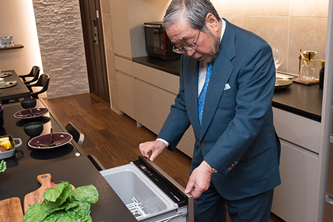 写真:食洗機を観察する天野さん