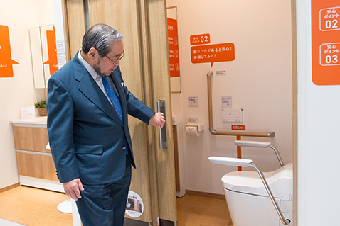 写真:左右どちらでも開閉できる 「3枚連動引違い」を試す天野さん