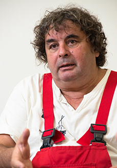 写真:ユマニチュードについて語るイヴ・ジネスト先生