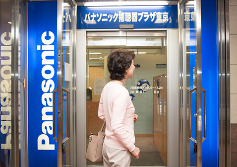 写真:パナソニック補聴器プラザに来店する女性