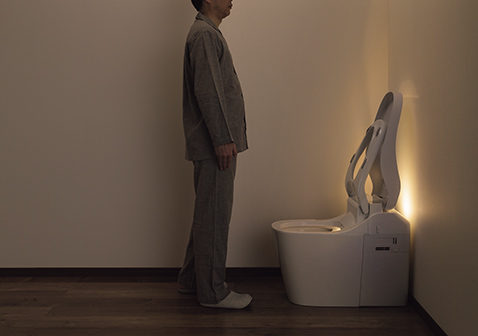 写真:背面と便器内を照らす、間接照明
