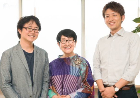 写真:池田建太(パナソニック㈱アプライアンス社 ビューティ・パーソナルケア事業部)、小林照子さん、本多和弥((同)ビューティ・パーソナルケア事業部)
