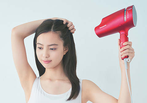 写真:ドライヤーで頭皮乾かすイメージ