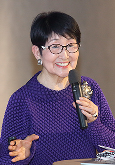 写真:講演で話す小林さん