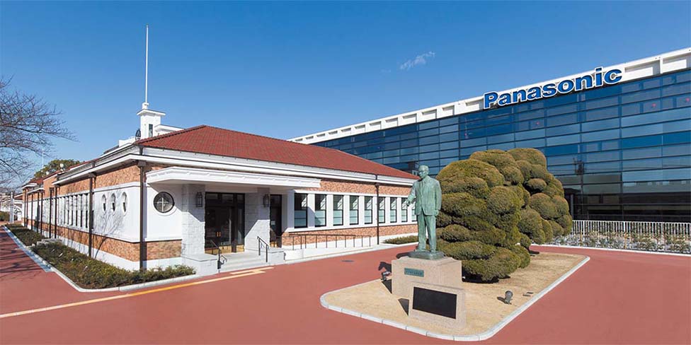 Exterior of the Konosuke Matsushita Museum and the bronze statue of Konosuke