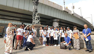 Photo: Taking a commemorative photograph on Nihonbashi bridge