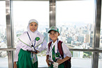 Photo: Indonesian kids taking a commemorative photo in Tokyo Tower