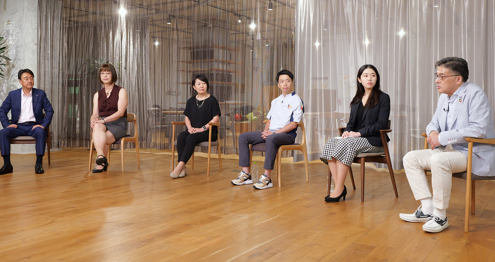 Photo: Group DEI Forum 2023 in progress. Six speakers are seated, including Group CEO Yuki Kusumi and Group CIO Hajime Tamaoki