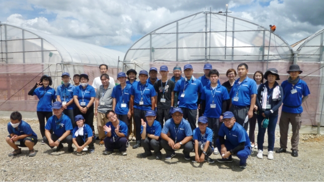 Photo: Group photo of employees involved in vegetable cultivation at Panasonic Farm Miyoshi