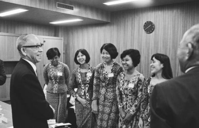 Photo: The founder Konosuke Matsushita chatting with employees