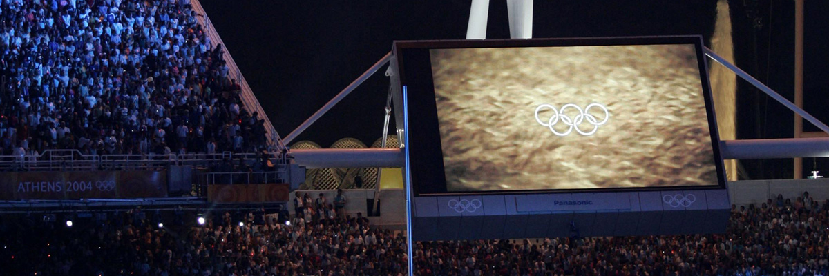 写真：アテネオリンピック開会式セレモニーで使用された可動式の大型映像表示装置アストロビジョンに映し出された五輪マーク