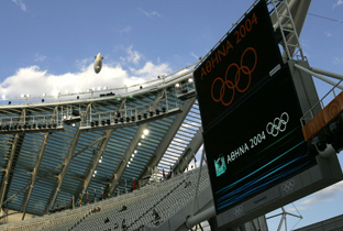 写真：アテネオリンピック会場に設置された大型映像表示装置アストロビジョンに映し出された五輪マークやアテネオリンピックロゴ