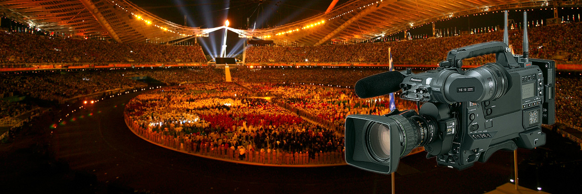 写真：カメラレコーダーの製品写真とアテネオリンピック開会式セレモニーでのスタジアム全景