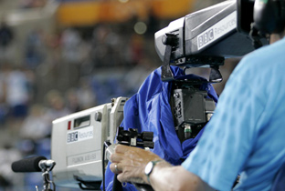 写真：アテネオリンピック会場で放送カメラマンがカメラレコーダーで撮影している様子