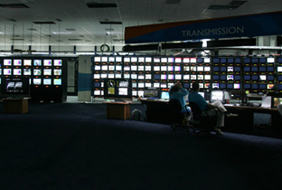 照片：在IBC（国际广播中心）使用多台显示器进行工作的情景