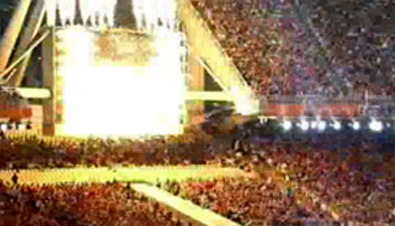 写真：アテネオリンピックの開会式で大型映像表示装置アストロビジョンと花火を使用したセレモニーの様子