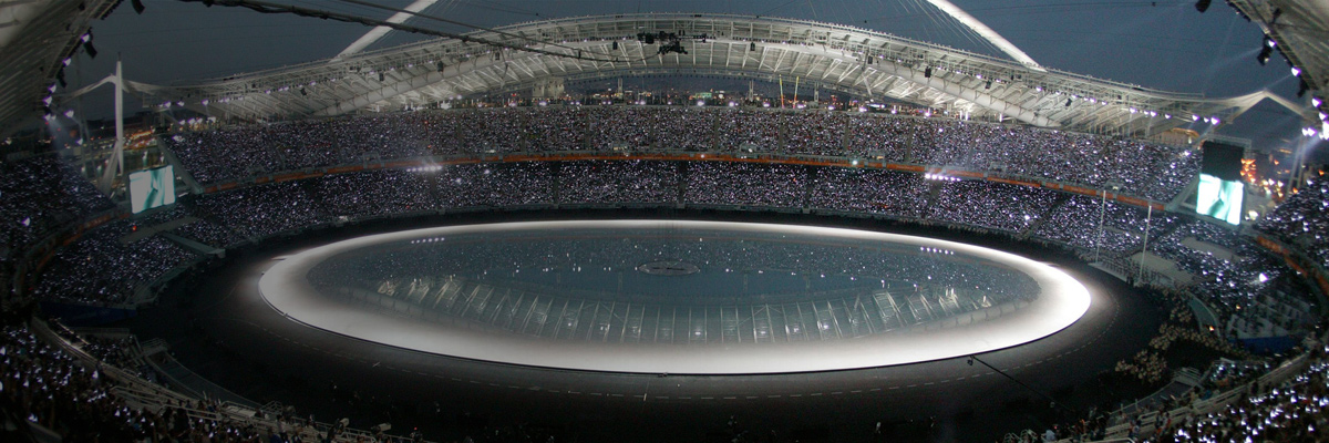 写真：アテネオリンピック開会式セレモニーが行われているスタジアムの全景
