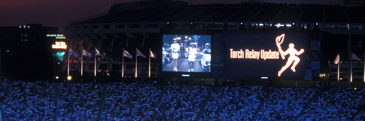 写真：アトランタオリンピック会場のメインスタジアムに設置された大型映像表示装置アストロビジョンに映し出された聖火ランナーの様子