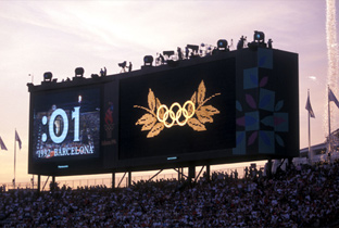 照片：设置在亚特兰大奥运会主体育场的大型影像显示装置AstroVision上显示的五环标志